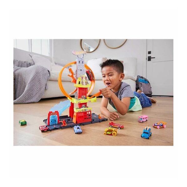 Hot Wheels Çember Pistli İtfaiye İstasyonu